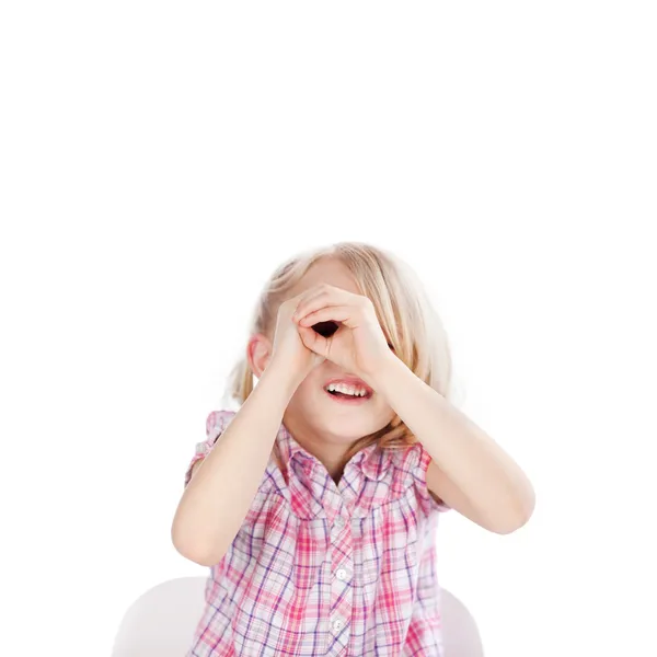 Meisje op zoek door hand telescoop tegen witte achtergrond — Stockfoto