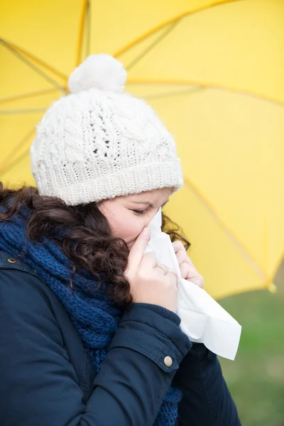 Vrouw in winterkleren lijden aan koude — Stockfoto