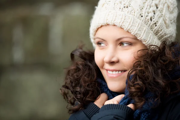 Menina sorridente com chapéu de lã — Fotografia de Stock