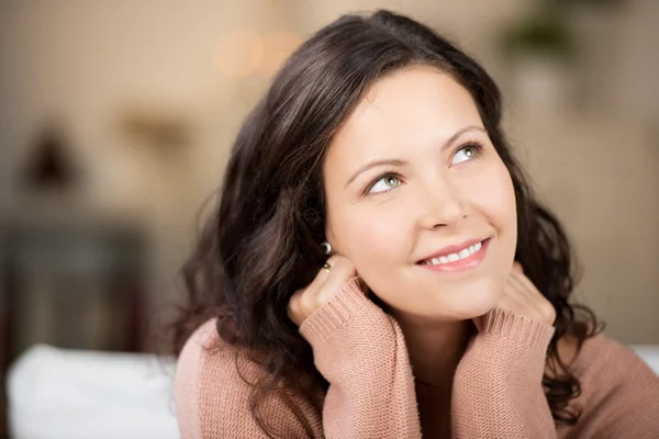 Pensiero giovane donna guardando in casa — Foto Stock