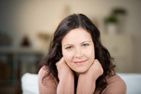 Vacker kvinna med ett försiktigt leende — Stockfoto