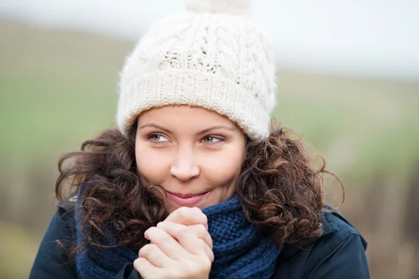 Femme en vêtements d'hiver frissonnant tout en regardant loin — Photo