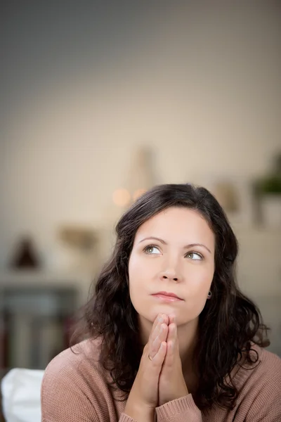 Nadenkend jonge vrouw in het huis — Stockfoto