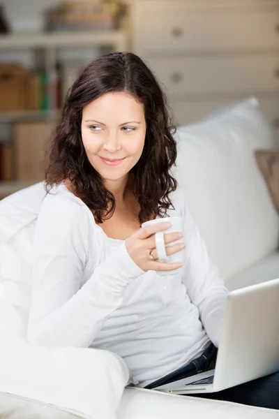 Kobieta z jej laptopa na kanapie — Zdjęcie stockowe