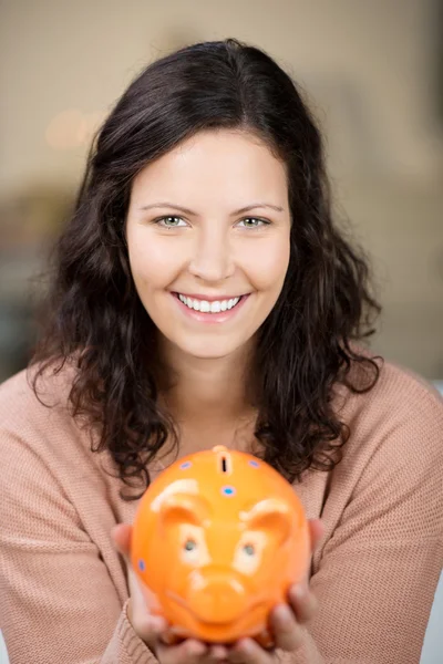 Joven mujer holding piggybank — Foto de Stock