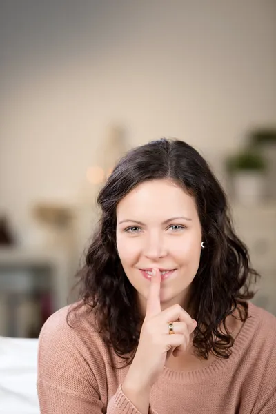 Attraktive Frau gibt ein vertuschendes Zeichen — Stockfoto