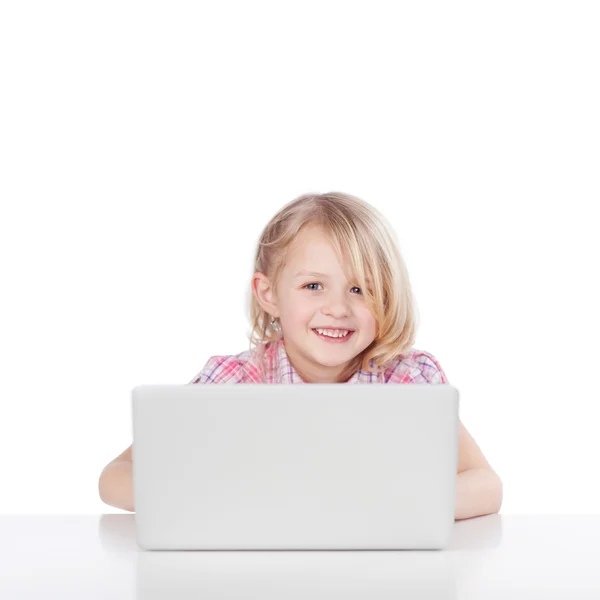 Menina usando laptop contra fundo branco — Fotografia de Stock