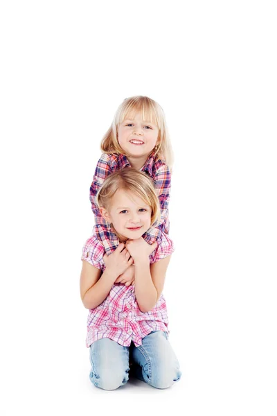 Ragazze sorridenti insieme sullo sfondo bianco — Foto Stock