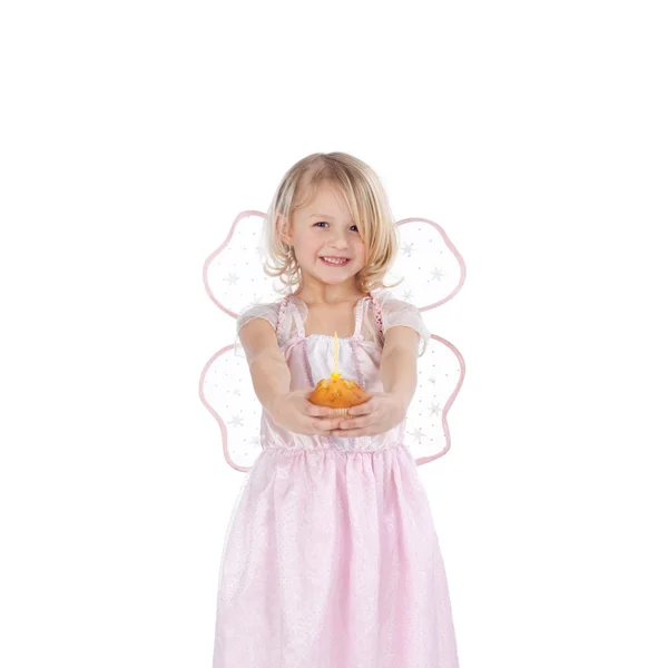 Menina em trajes de fada segurando Cupcake contra fundo branco — Fotografia de Stock