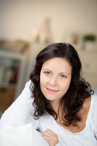 Giovane donna sorridente a casa — Foto Stock