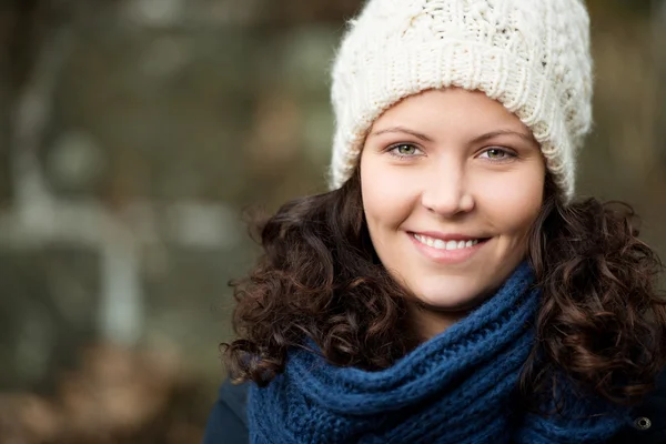 Vrouw dragen uitlaat en gebreide muts — Stockfoto