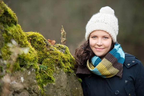 Smiling woman outdoors in winter — Stock Photo, Image