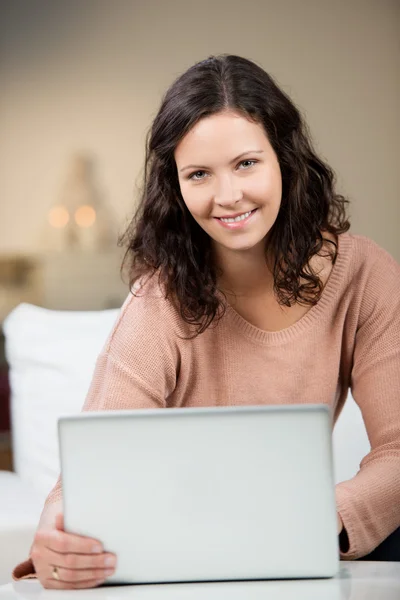 Jeune femme travaillant sur un ordinateur portable — Photo