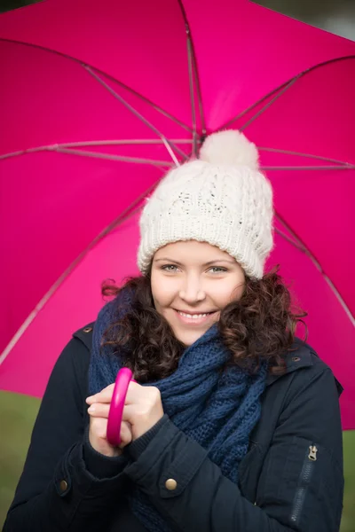 Usmívající se žena s deštníkem — Stock fotografie