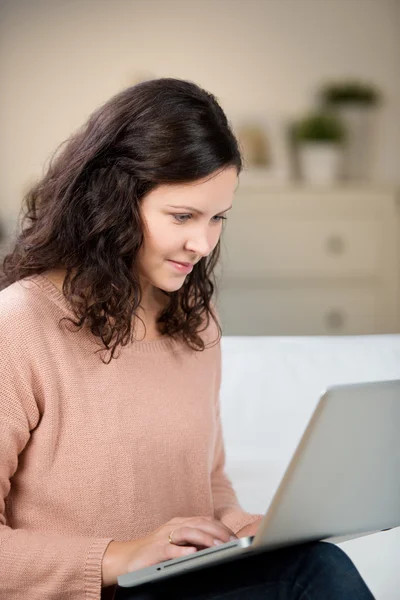 Mujer usando el ordenador portátil en casa — Foto de Stock