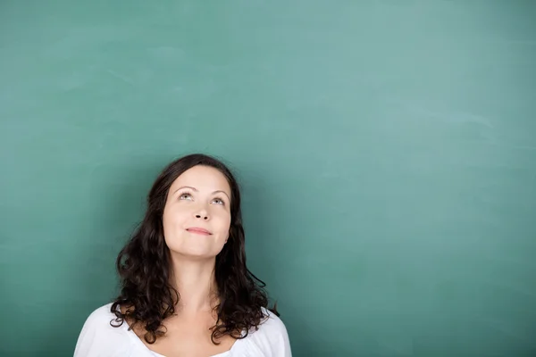 Female Teacher Against Chalkboard In Class — Stock Photo, Image