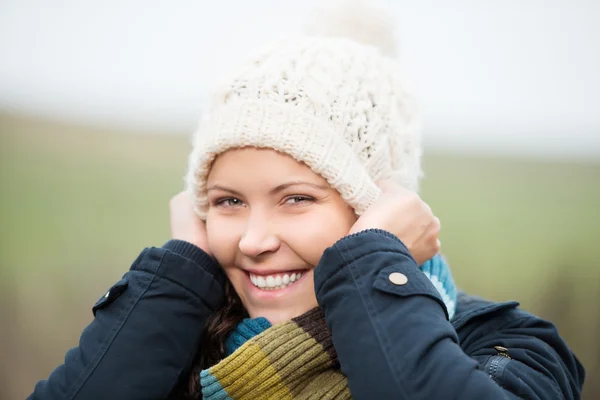 Gelukkig jonge vrouw dragen brei hoed — Stockfoto