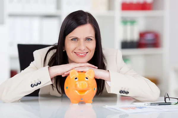 Erfolgreiche Frau mit Sparschwein — Stockfoto