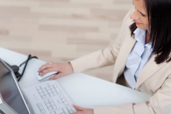 Empresária trabalhando em um computador desktop — Fotografia de Stock