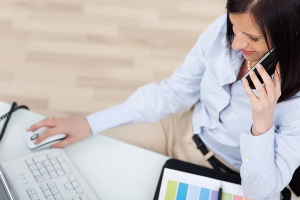 Businesswoman talking on the telephone — Stock Photo, Image