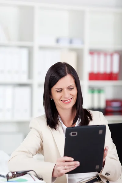 Businesswoman working with a tablet — Stock Photo, Image