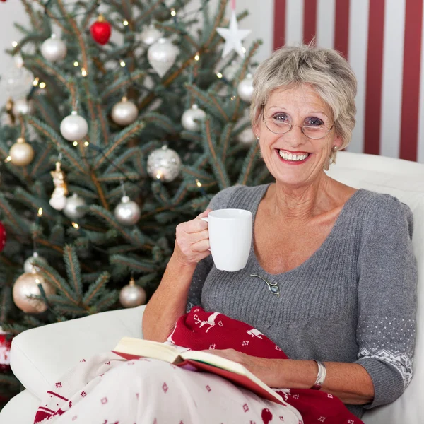 Ler äldre kvinna med en kopp te — Stockfoto