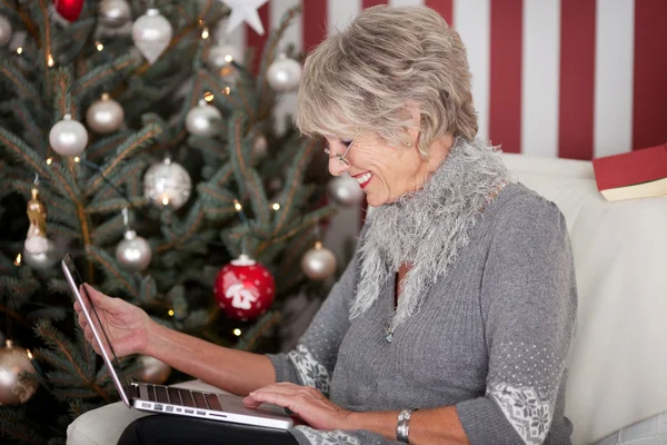 Anciana enviando saludos navideños — Foto de Stock