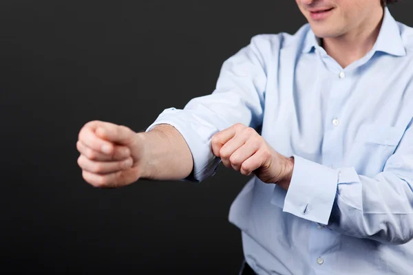 Hombre enrollándose las mangas de la camisa — Foto de Stock