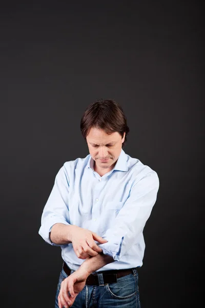 Casual man rulla upp hans skjortärmarna — Stockfoto