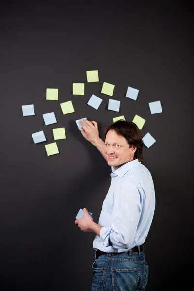 Creative man working with post-its — Stock Photo, Image