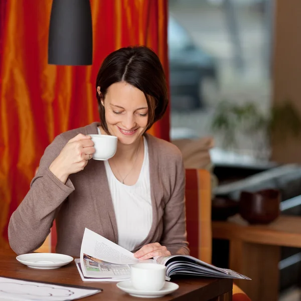 Donna rilassante con caffè e una rivista — Foto Stock