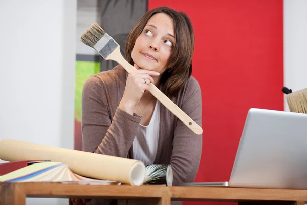 Diseñadora de interiores femenina planeando algo —  Fotos de Stock