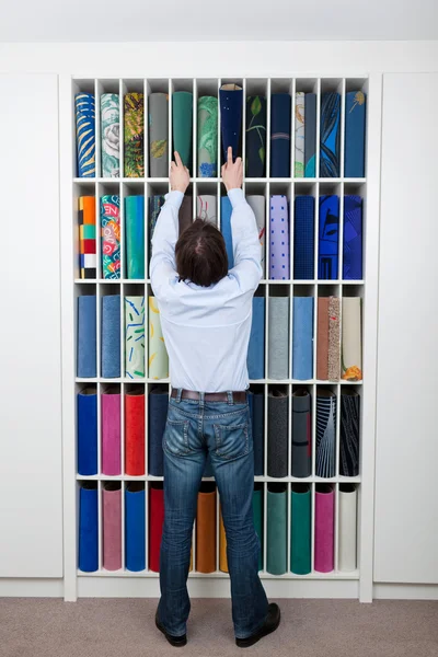 Salesman checking the carpet display — Stock Photo, Image