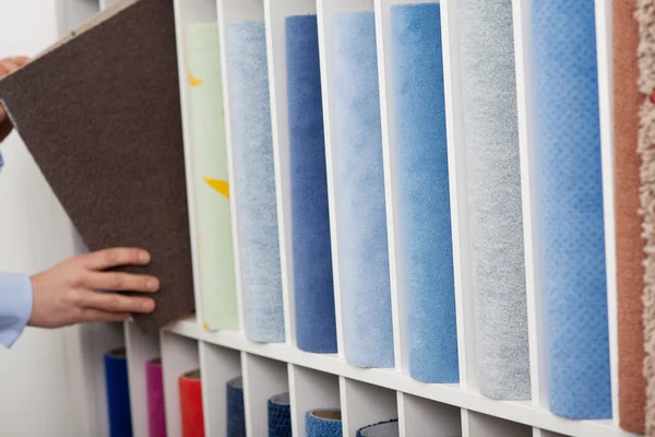 Man working on a carpet display — Stock Photo, Image