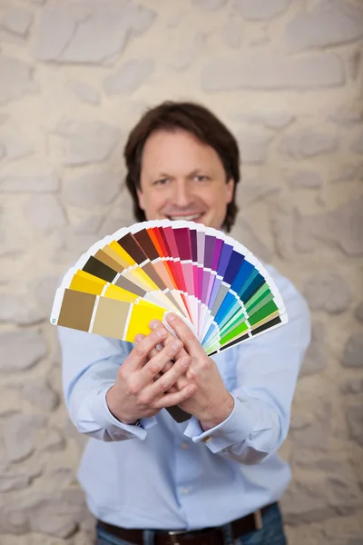 Interieur ontwerper met verf kleur kaarten — Stockfoto