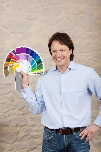 Decorador con colores de muestra de pintura — Foto de Stock