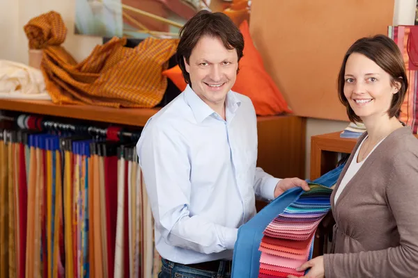 Interior designer talking to a client — Stock Photo, Image