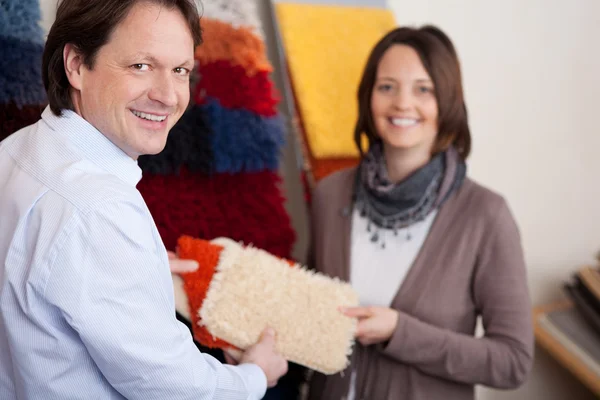 Couple choosing a new carpet — Stock Photo, Image