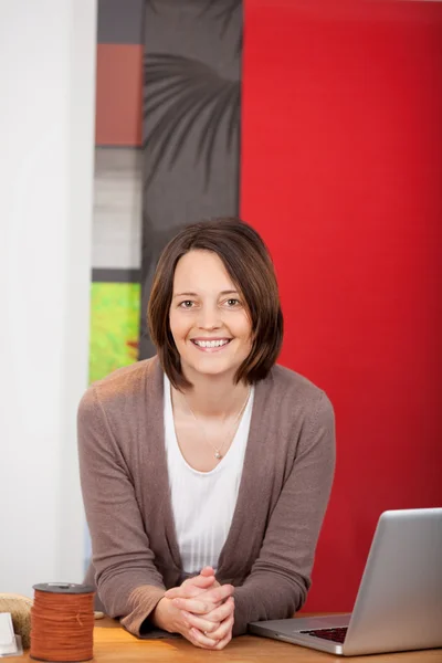 Smiling saleswoman in a decorator shop — Stock Photo, Image