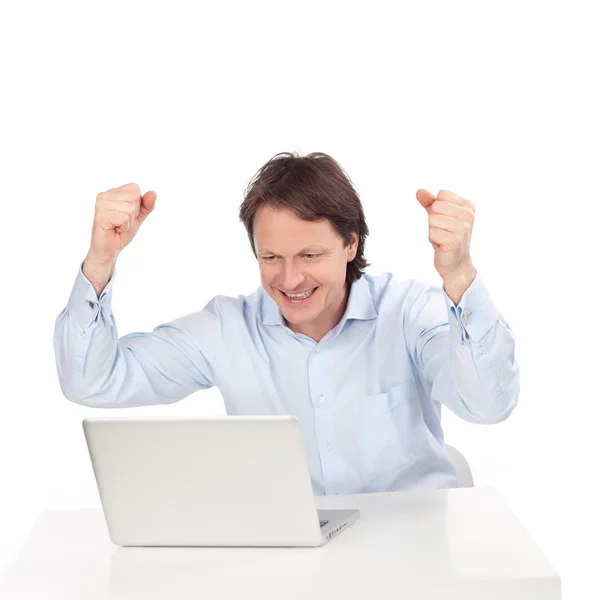 Radostný muž před počítačem — Stock fotografie