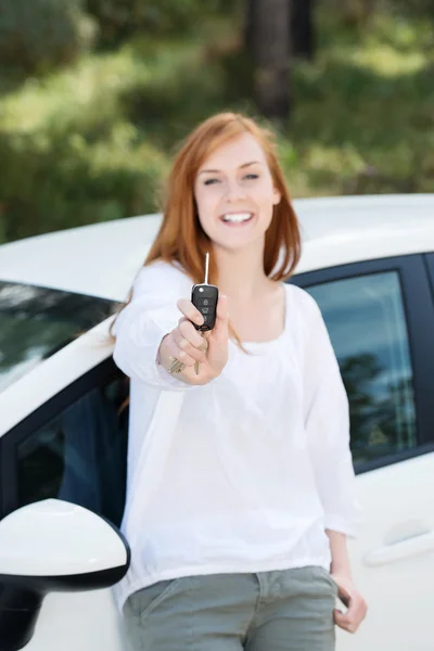 Смеющаяся женщина с ключом от машины — стоковое фото