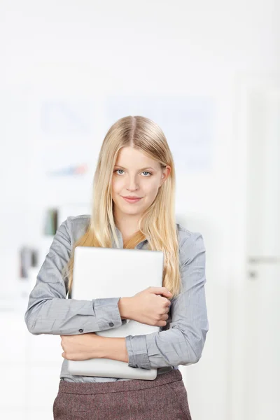 Femme d'affaires tenant l'ordinateur portable dans le bureau — Photo