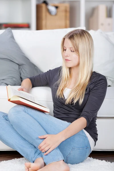 Relajación con un libro — Foto de Stock