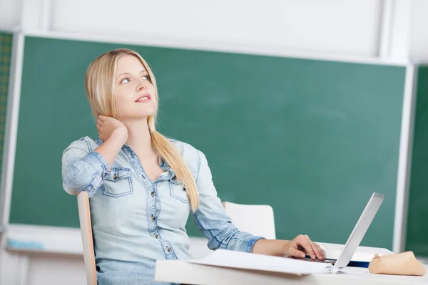 Étudiant assis à son ordinateur portable rêvant — Photo