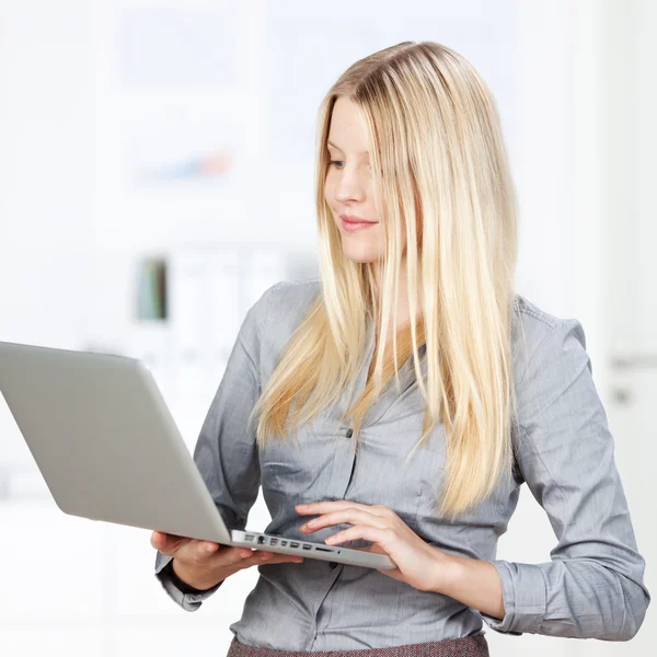 Femme d'affaires utilisant un ordinateur portable dans le bureau — Photo