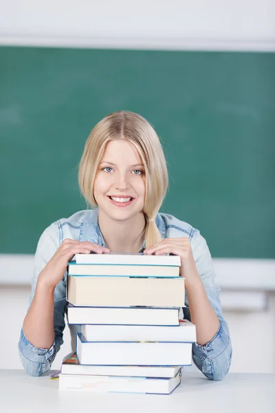 Souriante jeune femme avec ses manuels scolaires — Photo