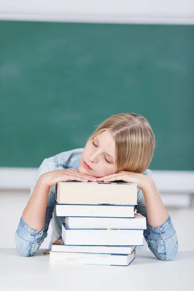 Ung student somnat på hennes böcker — Stockfoto
