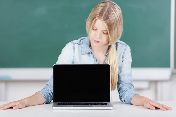 Sutend looking at laptop — Stock Photo, Image