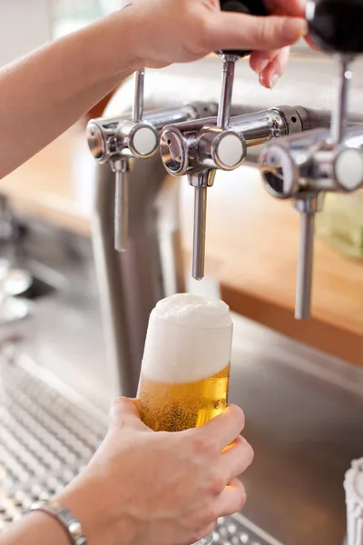 Barman gieten tapbier — Stockfoto