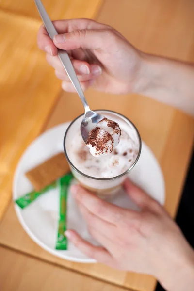 Woman enjoying a latte macchiato — Stock Photo, Image